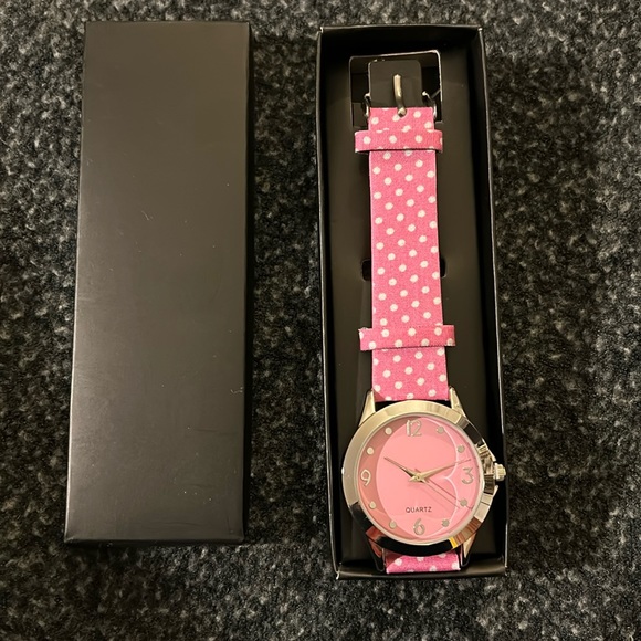 💖NEW! AVON SPOTTED POLKA DOT WATCH PINK💖 - Picture 1 of 3
